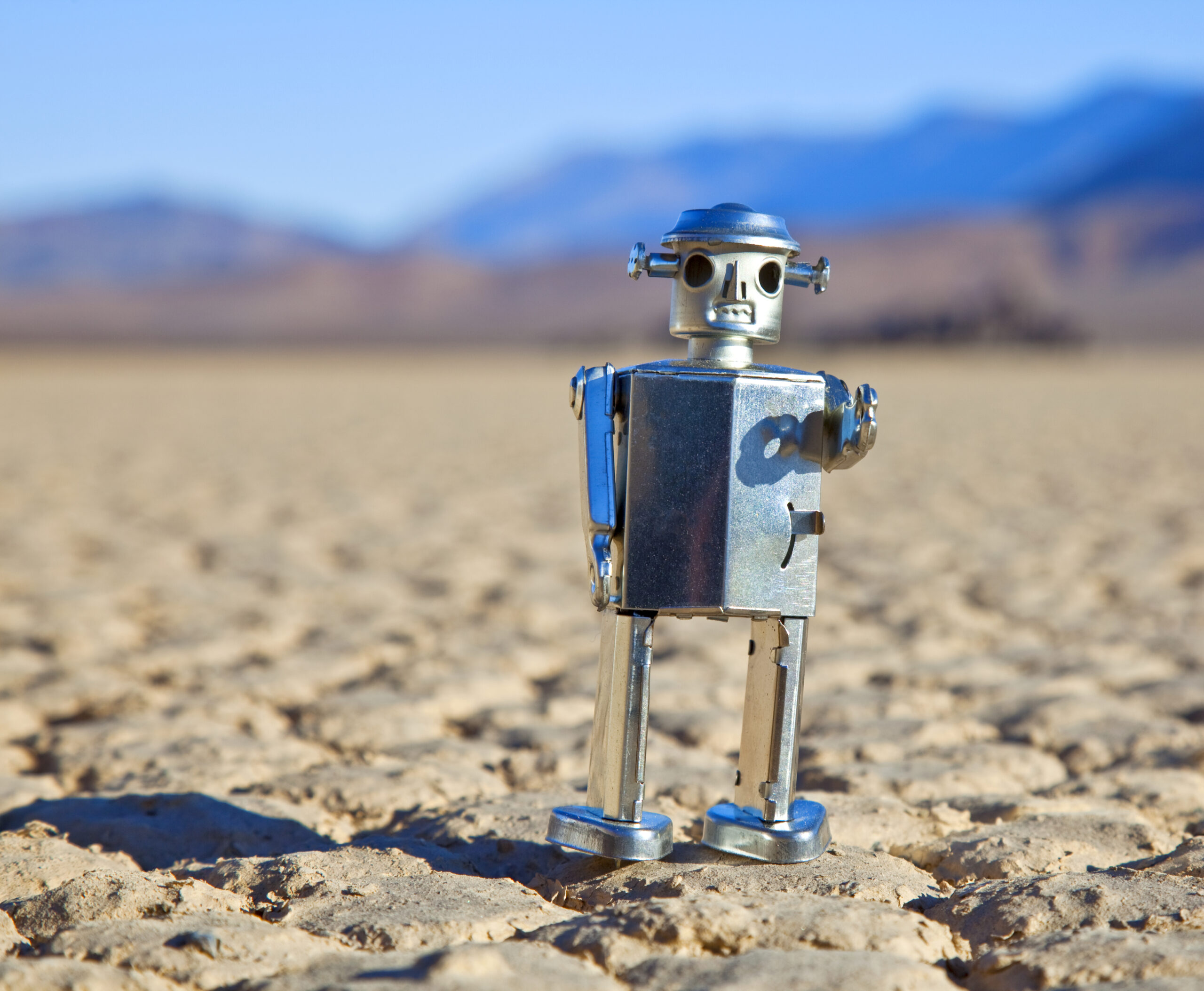 Samotny robot na pustyni – symbol cyfrowej żałoby i iluzji obecności
